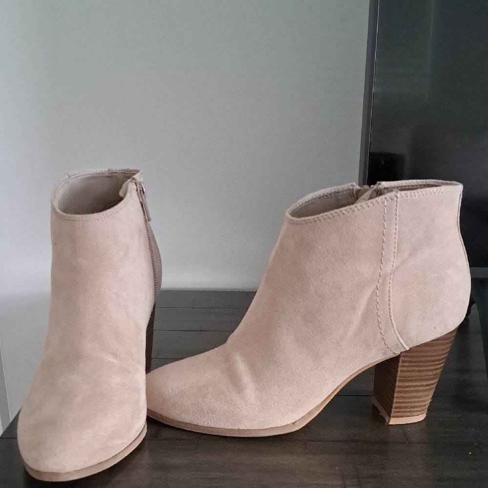 Elegant Beige Ankle Boots